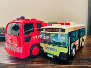 消防車とバスのおもちゃ